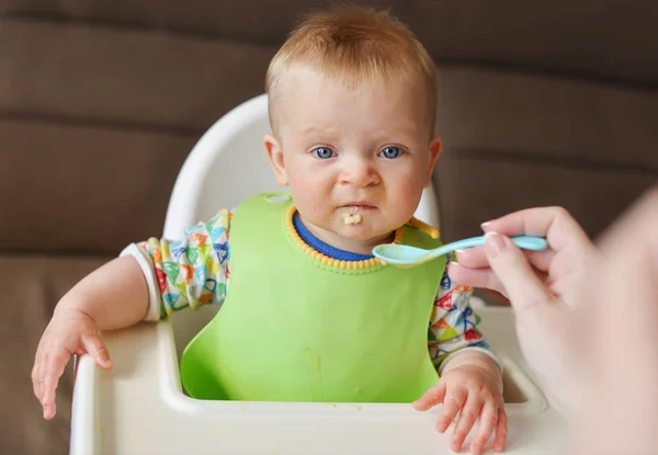 Drôle Bébé Refuser Manger Une Viande — Photo