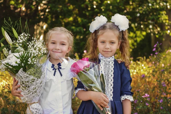 Duas Colegiais Felizes Com Flores — Fotografia de Stock