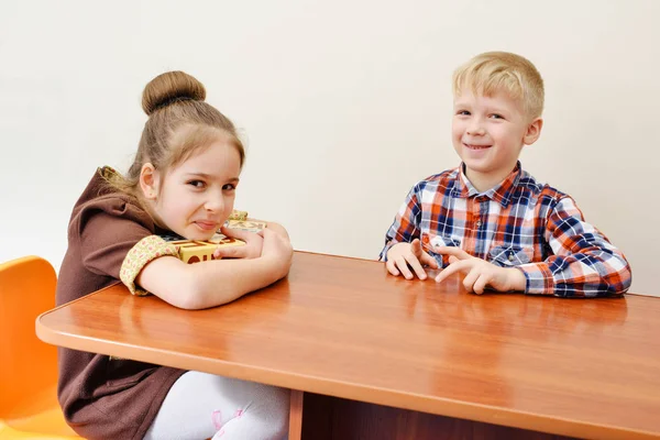 Due Divertenti Bambini Età Prescolare Che Giocano Con Blocchi Lettere — Foto Stock