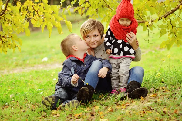 Familie Sitzt Herbst Auf Der Wiese — Stockfoto