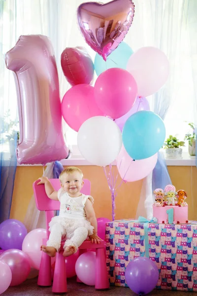 Meisje Van Baby Met Taart Ballons Haar Eerste Verjaardag — Stockfoto