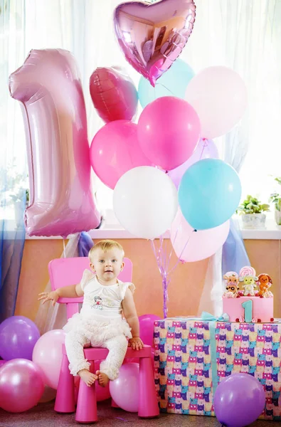 Menina Com Bolo Balões Seu Primeiro Aniversário — Fotografia de Stock