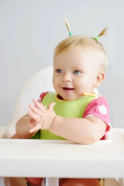 Vrolijk Babymeisje Met Haar Eerste Kapsel Thuis — Stockfoto