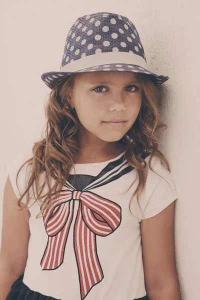 Bonito Menina Vestindo Azul Vermelho Branco Roupas — Fotografia de Stock