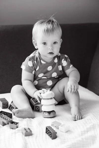 Baby Flicka Som Leker Med Plast Block Hemma — Stockfoto
