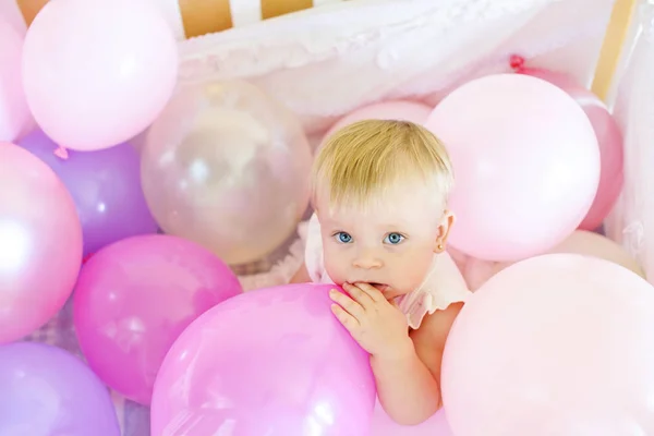 Verjaardag Meisje Van Baby Het Bed Met Een Heleboel Ballonnen — Stockfoto