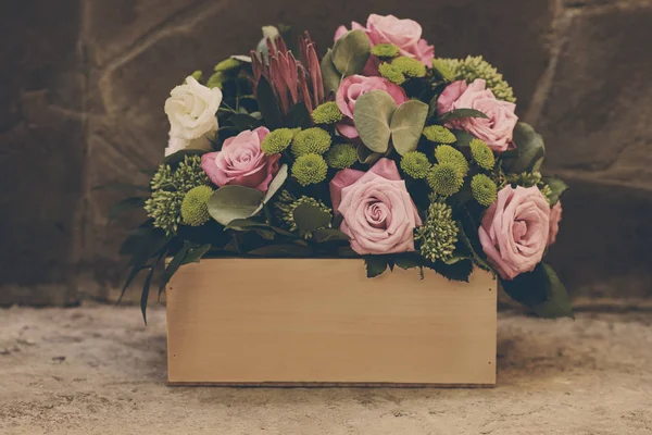 Vaso Flores Composição Caixa Madeira Para Qualquer Ocasião — Fotografia de Stock