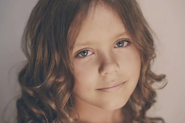 Närbild Porträtt Den Vackra Lilla Flickan — Stockfoto