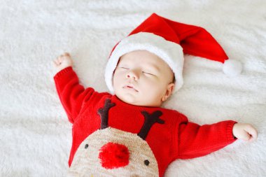 Noel Baba şapkası giyen küçük uyku yeni doğan oğlu