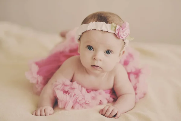Dziewczyna Słodkie Dziecko Noszenia Różowe Spódnica Łóżku — Zdjęcie stockowe
