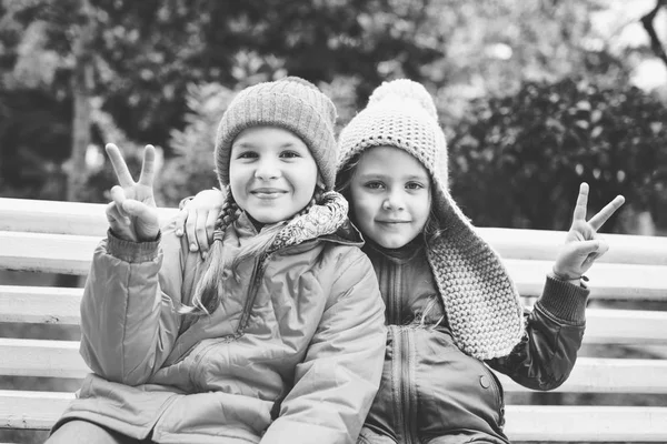 Duas Engraçadas Meninas Felizes Banco — Fotografia de Stock