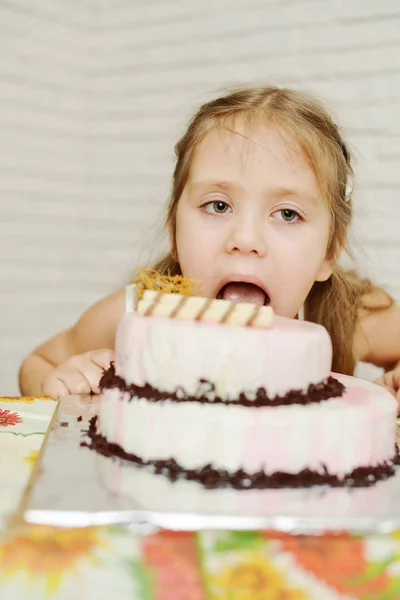 子供の口を開けて誕生日ケーキをかむ女の子 — ストック写真