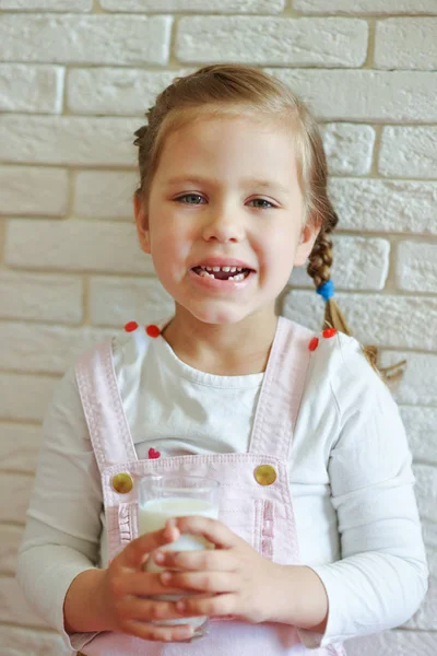 Αστεία Κοριτσάκι Έχασε Νεογιλό Δόντι Ποτήρι Γάλα — Φωτογραφία Αρχείου