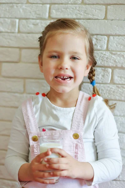 Drôle Petite Fille Perdu Dent Lait Avec Verre Lait — Photo