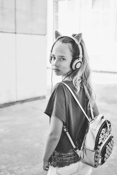 Nettes Teenie Mädchen Mit Rückenlehne Und Kopfhörer — Stockfoto