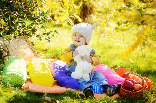 Doux Bébé Garçon Sur Prairie Ensoleillée — Photo