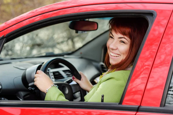 Kırmızı Arabayı Kullanan Mutlu Kızıl Saçlı Stil Sahibi Kadın — Stok fotoğraf