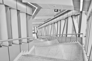 çıkmak için aşağı gidiyor merdiven 