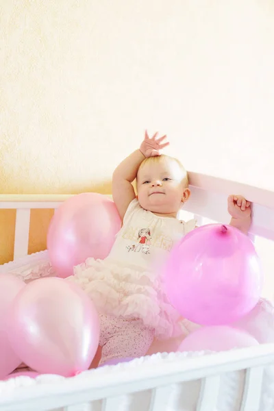 生日女孩在床上充满了气球 — 图库照片