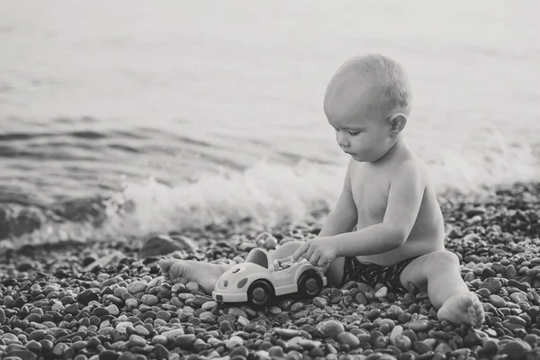 Niño Jugando Coche Juguete Costa Del Mar Fotos de stock libres de derechos