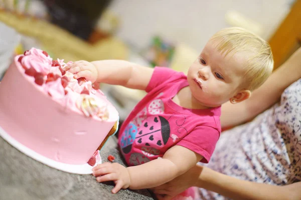 Baby Cake Van Kindverjaardag Met Haar Hand Eten — Stockfoto