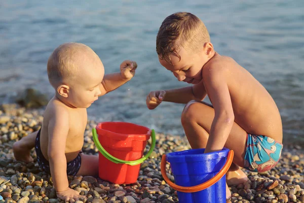 Śmieszne Chłopcy Grają Wiadra Kamienistej Plaży — Zdjęcie stockowe