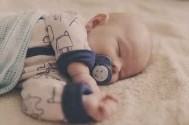 kukla yatakta uyuyan ile yeni doğan