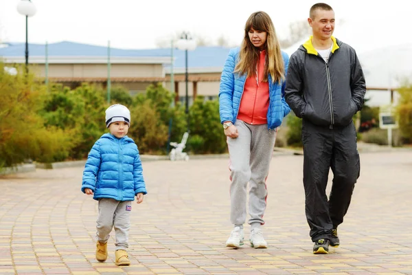 Family Mother Father Son Walking Park — Stock Photo, Image