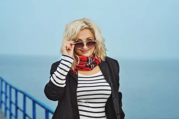 Mode Blonde Frau Der Nähe Des Meeres Herbst — Stockfoto