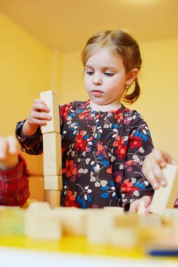 blok masada oynarken yürümeye başlayan çocuk kız