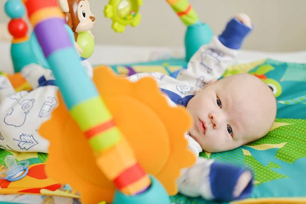 Bebê Engraçado Jogando Brinquedos Tapete — Fotografia de Stock