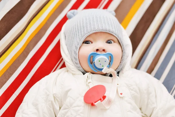 全体的に身に着けている生まれたばかりの赤ちゃんと帽子 冬の準備 — ストック写真