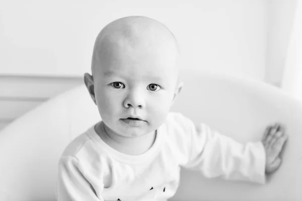 椅子に座ってして男の子の赤ちゃん — ストック写真