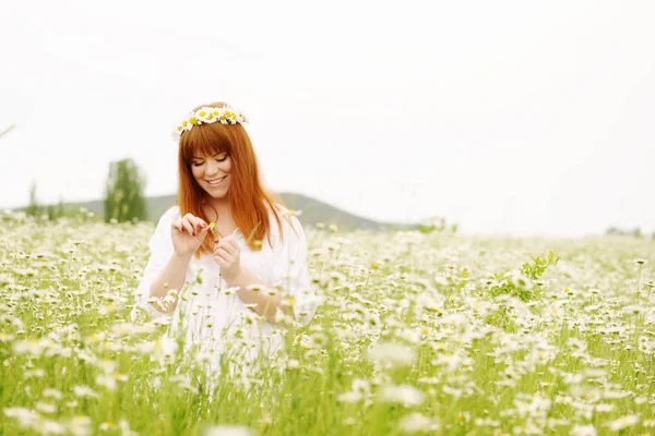 デイジーの花の花弁の愛に疑問の赤毛の女の子 — ストック写真