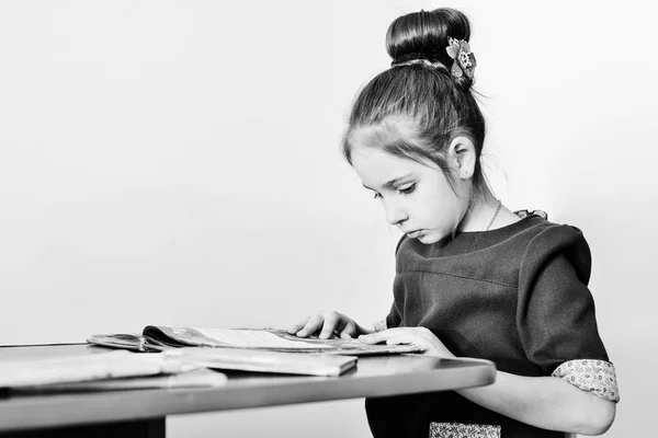 Κορίτσι Ανάγνωση Του Βιβλίου Και Κάθεται Στο Τραπέζι — Φωτογραφία Αρχείου