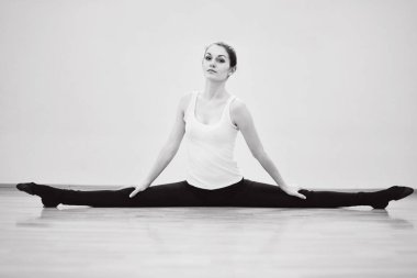 fit genç kadınlar spor salonlarında esneme egzersizleri yapıyorlar.