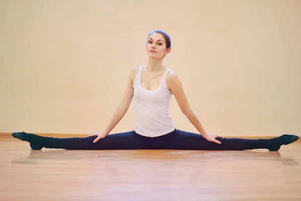 Apto Mulheres Jovens Fazendo Exercícios Alongamento Estúdio Fitness — Fotografia de Stock