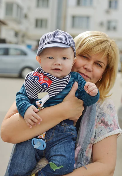 彼女の手で赤ちゃんと中年女性 — ストック写真