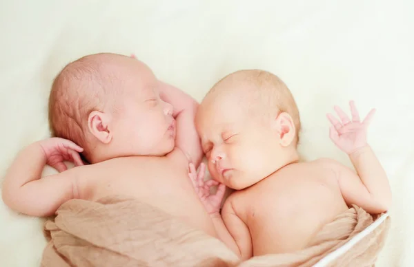 Два Сладких Близнеца Спят Кровати — стоковое фото