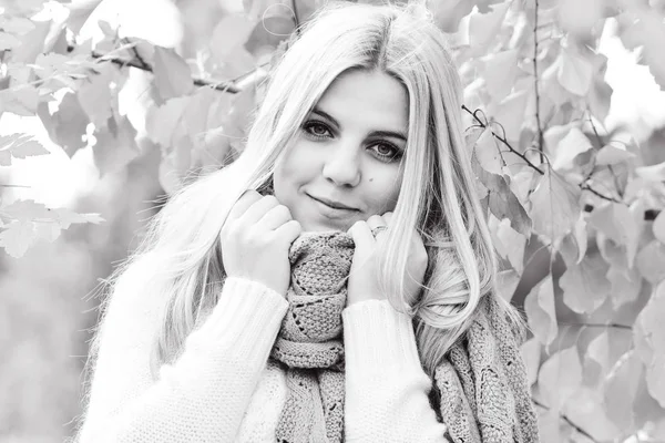 Tonåring Blond Flicka Höst — Stockfoto