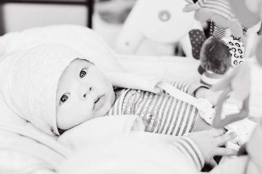 fedai sandalyede döşeme ve oynamak oyuncak bebek