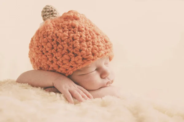 Newborn Boy Wearing Pumpkin Hat — Stock Photo, Image