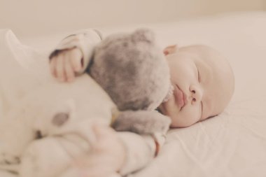 Yeni doğan ile ayı yatakta uyuyor