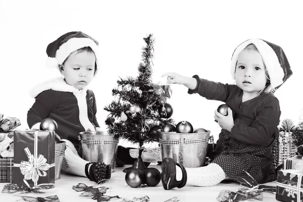 Dwa Śmieszne Dziecko Dziewczyna Santa Pomocników Białym — Zdjęcie stockowe