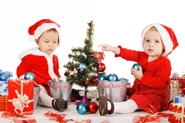 Deux Drôles Bébé Fille Santa Helpers Sur Blanc — Photo