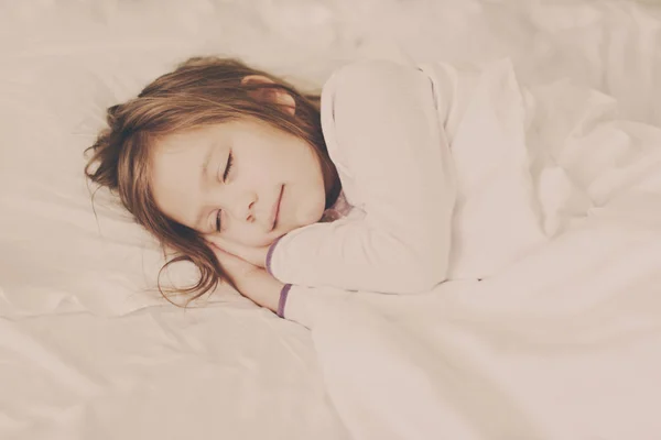 Ágyában Alszik Kislány — Stock Fotó