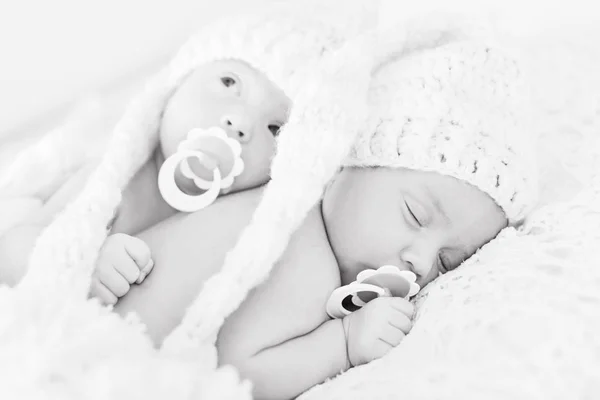 Deux Doux Jumeaux Sont Couchés Sur Lit — Photo