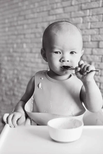 Linkerzijde Overhandigde Baby Eten Zijn Eigen — Stockfoto