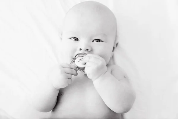 Yatakta Emzik Ile Mutlu Bebek — Stok fotoğraf