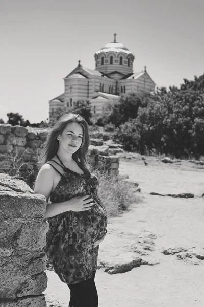 Grávida Ruiva Mulher Perto Igreja — Fotografia de Stock